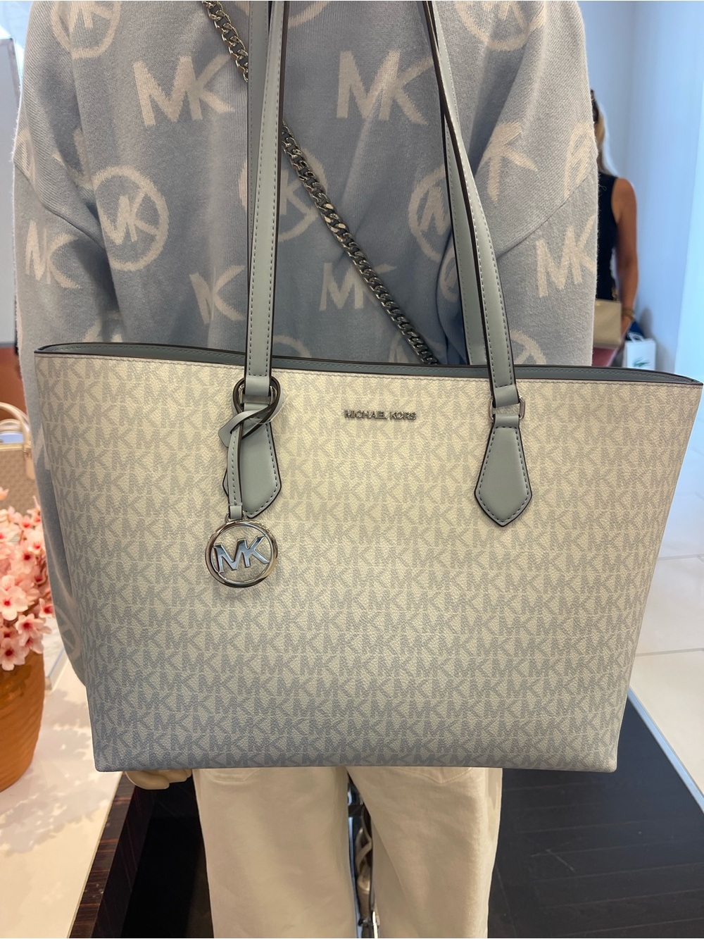 MICHAEL MICHAEL KORS SHEILA
Pale Ocean LG TOTE bag & Double Zip Ombré Lg Wallet - Picture 12 of 16